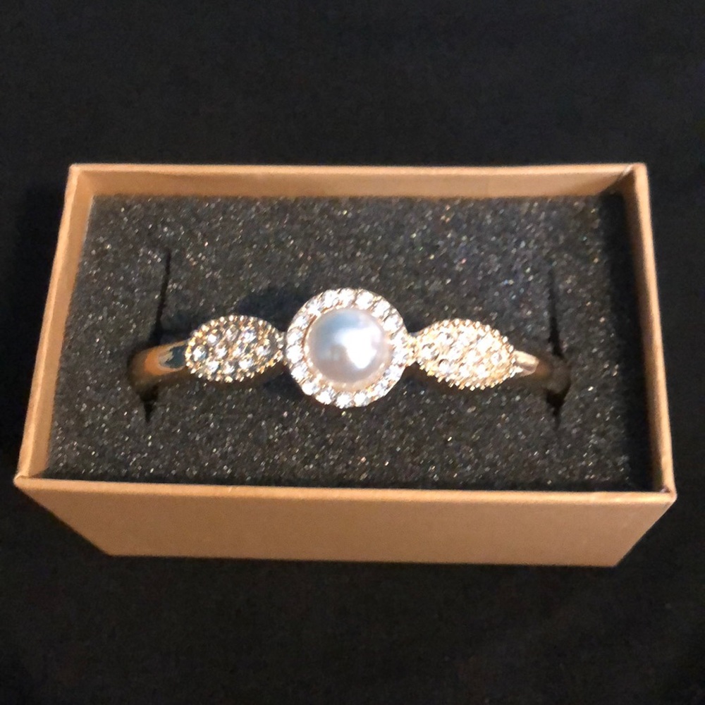 NWT faux pearl bracelet